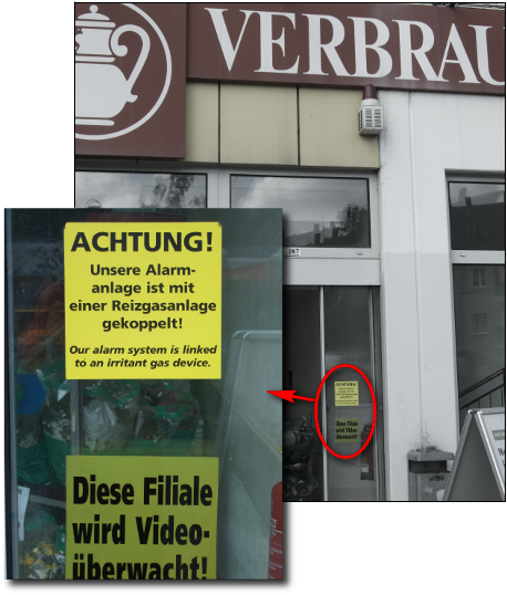 [Foto: Warnung vor 'Reizgasanlage' in Berliner Supermarktfiliale]